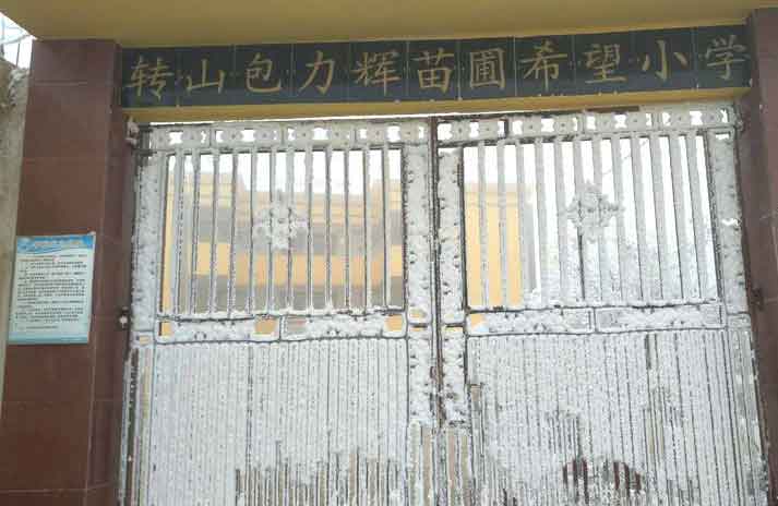 云南留守男孩冒冰霜上學，結成“冰花”獲網(wǎng)友鼓勵，看著讓人心疼04.jpg